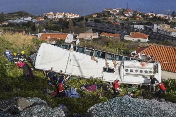 Las imágenes del autobús siniestrado en Portugal - Sputnik Mundo