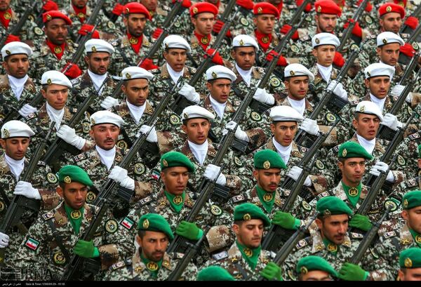 Irán celebra el Día del Ejército con un grandioso desfile - Sputnik Mundo