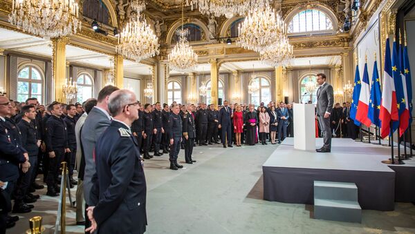 Emmanuel Macron, el presidente de Francia, condecora a los bomberos que apagaron el incendio en Notre Dame - Sputnik Mundo