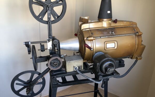 Un antiguo proyector de cine en la Galería Güemes de Buenos Aires - Sputnik Mundo