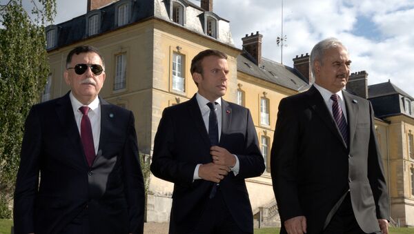 El presidente de Francia, Emmanuel Macron (centro), y el comandante del Ejército Nacional de Libia, Jalifa Haftar (derecha) - Sputnik Mundo