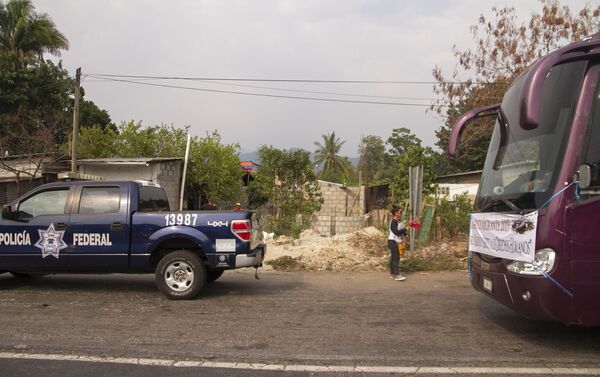 Huixtla, Chiapas. Policía federal retiene los autobuses del Vía Crucis de cubanos - Sputnik Mundo