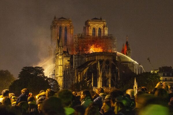 La catredral de Notre Dame en llamas - Sputnik Mundo