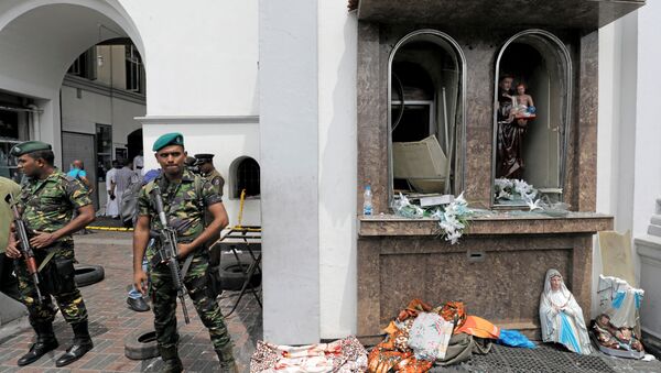 Militares srilanqueses hacen guardia ante la iglesia de de San Antonio de Kochchikade, en Colombo - Sputnik Mundo