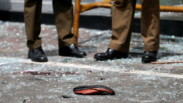El zapato de una víctima de las explosiones en Colombo (Sri Lanka) - Sputnik Mundo