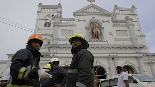 Bomberos cerca de la iglesia de San Antonio de Kochchikade en Colombo, Sri Lanka - Sputnik Mundo