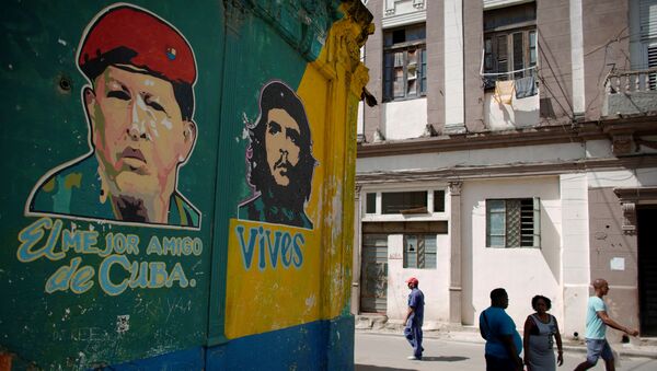 Retratos de Hugo Chávez y Che Guevara el La Habana - Sputnik Mundo