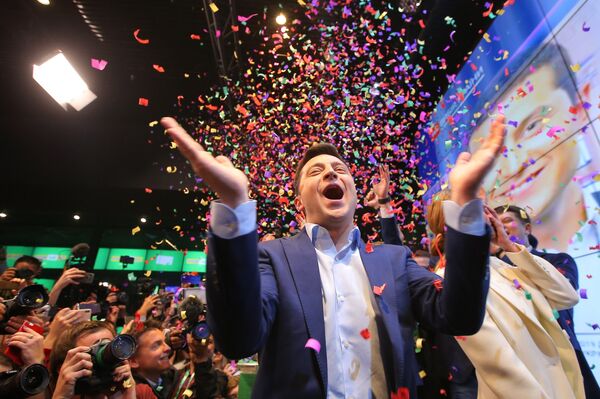 Volodímir Zelenski, en la  sede del partido Siervo del Pueblo, durante el anuncio de los primeros resultados de la votación en la segunda vuelta de las elecciones presidenciales ucranianas, el 21 de abril de 2019.  - Sputnik Mundo