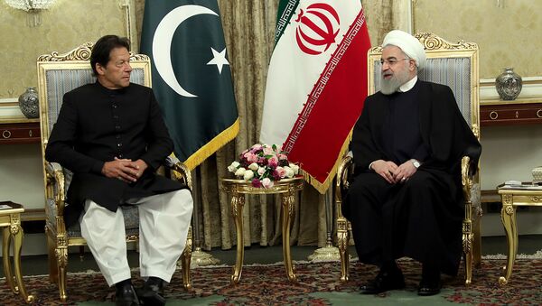 El primer ministro de Pakistán, Imran Khan, y el presidente de Irán, Hasan Rohaní - Sputnik Mundo