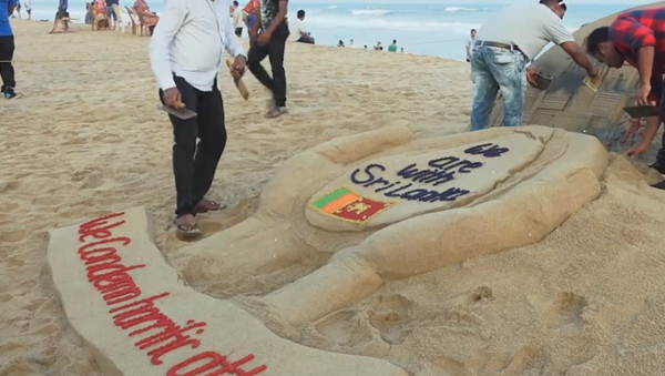 Artista rinde homenaje a las víctimas de Sri Lanka con una escultura de arena - Sputnik Mundo