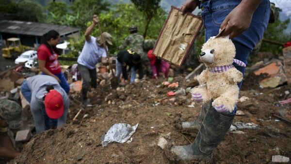 Equipo de rescate tras el deslizamiento de tierra en Cauca, Colombia - Sputnik Mundo