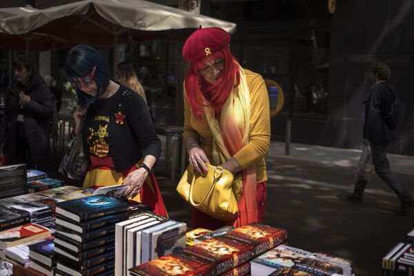 Entre rosas y libros: los enamorados catalanes celebran el Sant Jordi - Sputnik Mundo