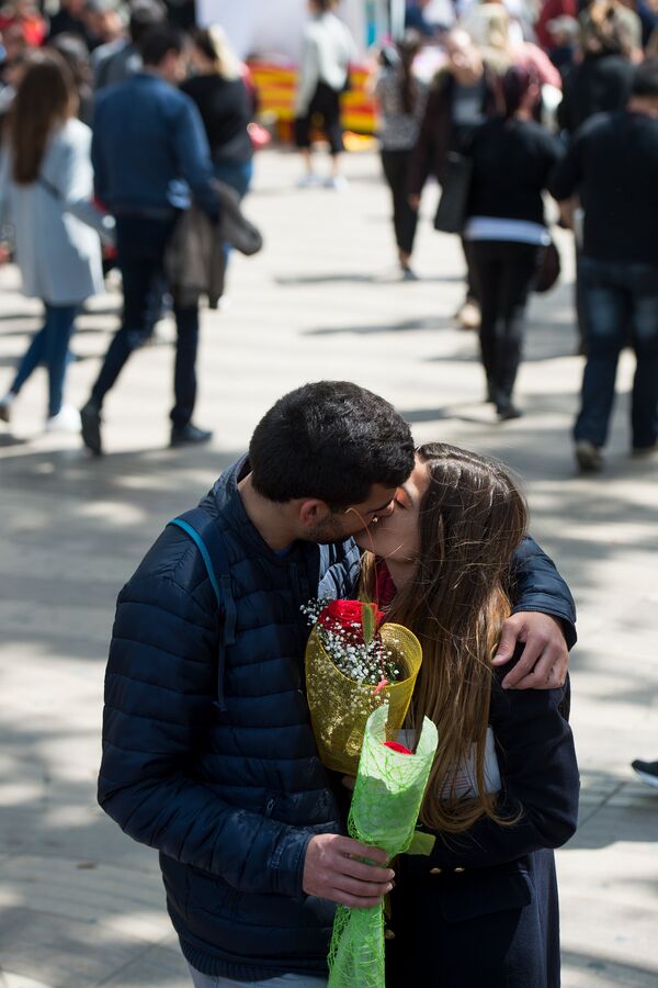 Entre rosas y libros: los enamorados catalanes celebran el Sant Jordi - Sputnik Mundo