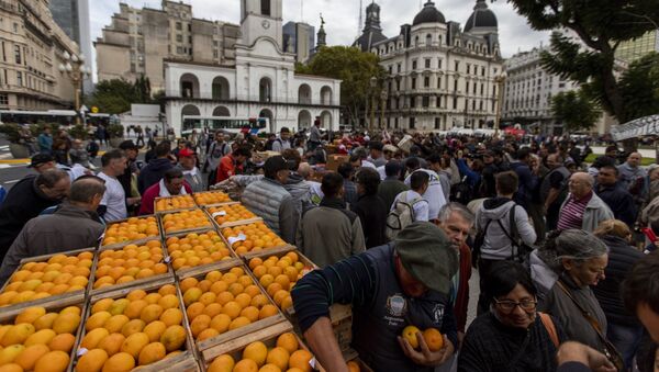 Productores argentinos regalan toneladas de fruta frente a la sede del Gobierno nacional, en Buenos Aires - Sputnik Mundo