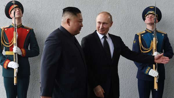 El presidente de Rusia, Vladímir Putin, se reúne con el líder de Corea del Norte, Kim Jong-un - Sputnik Mundo