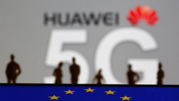 Huawei y el logotipo de la red 5G - Sputnik Mundo