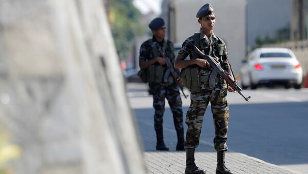 Un militar en el lugar del atentado en Sri Lanka - Sputnik Mundo