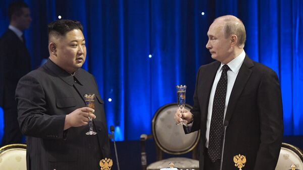 El presidente norcoreano, Kim Jong-un, con el líder ruso, Vladímir Putin - Sputnik Mundo
