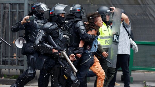 Un hombre es arrestado por la Policía durante una protesta en Bogotá, Colombia - Sputnik Mundo