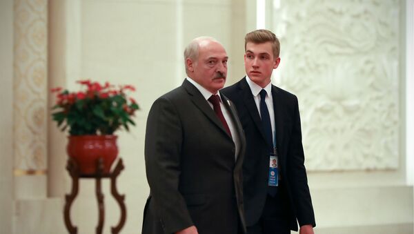 El presidente de Bielorrusia, Alexandr Lukashenko, con su hijo Nikolái - Sputnik Mundo