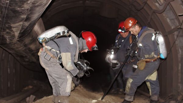 Rescatistas en la mina Sjidkarbón en la región de Lugansk - Sputnik Mundo