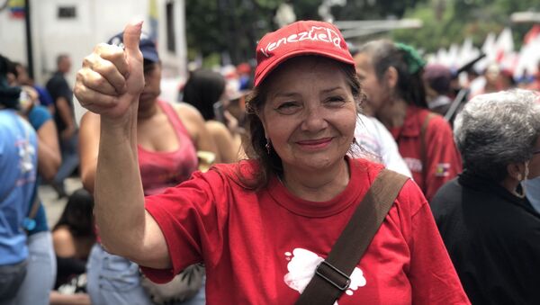 Una venezolana celebra que su país sale de la OEA - Sputnik Mundo