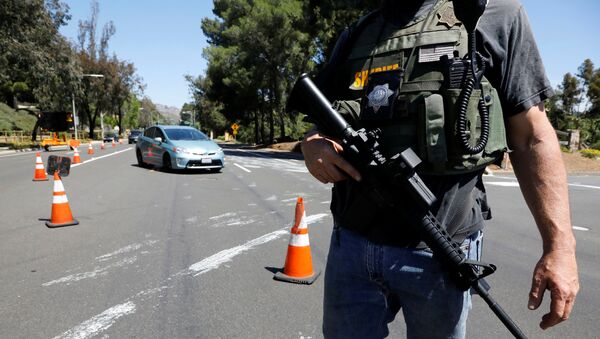 Policía estadounidense en el lugar del tiroteo en California - Sputnik Mundo