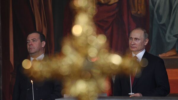 El primer ministro ruso, Dmitri Medvédev, y el presidente de Rusia, Vladímir Putin, durante la misa de Pascua en Moscú - Sputnik Mundo