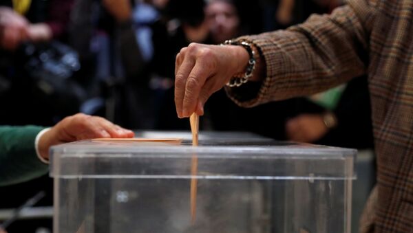Una persona ejerce su derecho al voto en Madrid - Sputnik Mundo