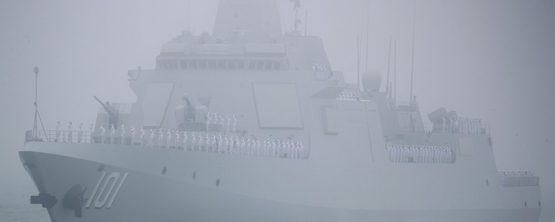 El destructor Type 055 durante el desfile naval en honor al 70 aniversario de la Marina de Guerra de China  - Sputnik Mundo, 1920, 08.03.2021