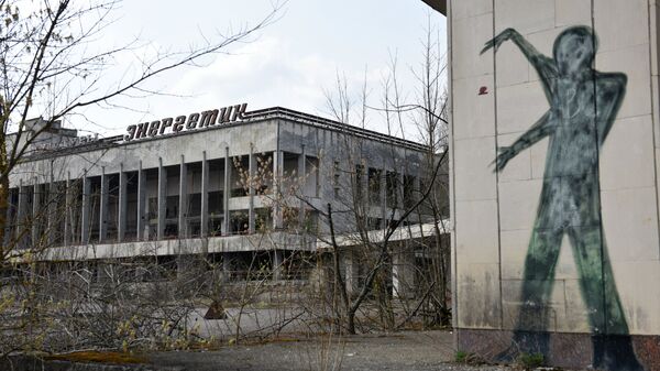 Un edificio y un graffiti en la zona de exclusión de Chernóbil (archivo) - Sputnik Mundo