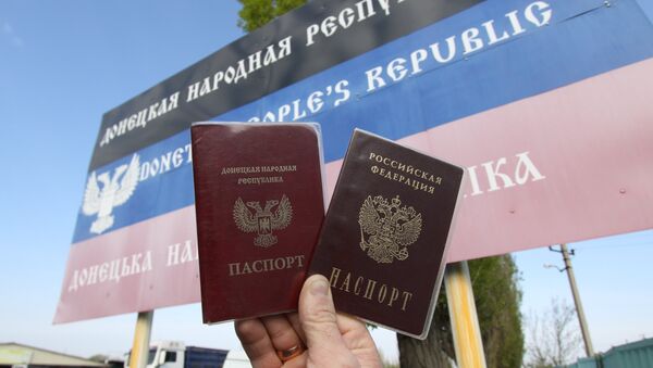 Los pasaportes de la Republica Popular de Donetsk y de Rusia - Sputnik Mundo