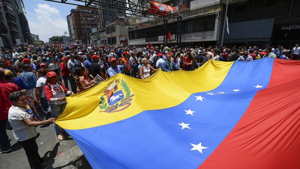 Cientos de personas se manifiestan a favor de Nicolás Maduro cerca del Palacio de Miraflores - Sputnik Mundo