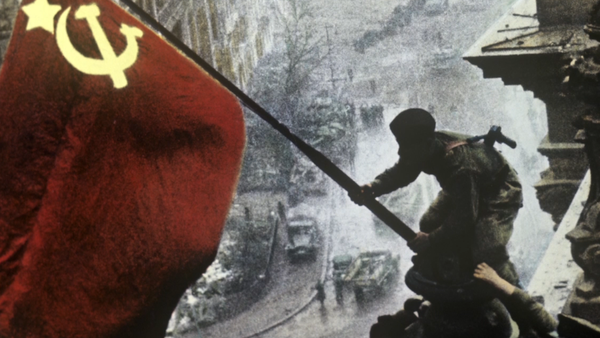 La verdad detrás de la legendaria foto de la bandera soviética sobre el Reichstag - Sputnik Mundo