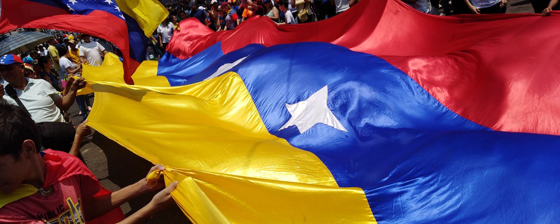 Personas con bandera de Venezuela - Sputnik Mundo, 1920, 08.07.2021