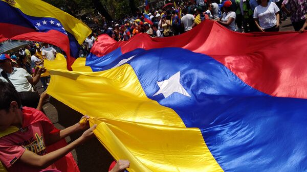 Personas con la bandera de Venezuela (archivo) - Sputnik Mundo