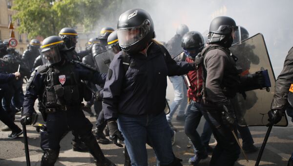 En Francia, las manifestaciones por el 1º de mayo coincidieron con los incesables choques de la Policía y los llamados 'chalecos amarillos' - Sputnik Mundo