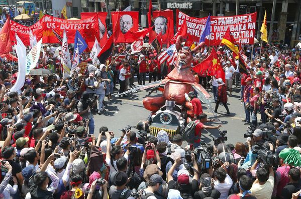 Trabajadores filipinos se preparan para quemar un muñeco que encarna al presidente Rodrigo Duterte porque, según ellos, el mandatario no cumple con sus promesas de campaña - Sputnik Mundo