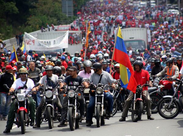 En medio de la intensa crisis política que vive Venezuela, miles de manifestantes aprovecharon la ocasión para mostrar su apoyo al presidente del país, Nicolás Maduro - Sputnik Mundo