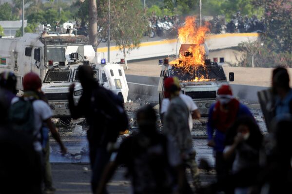 Por otro lado, los partidarios de la oposición venezolana se enfrentaron a las fuerzas de seguridad - Sputnik Mundo