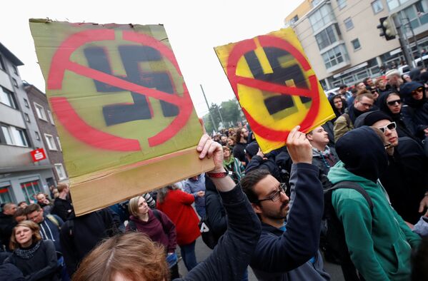 En Alemania, grupos antifascistas interceptaron la marcha del partido nacionalista Die Rechte ('Los de Derecha') en las calles de la ciudad de Duisburgo - Sputnik Mundo