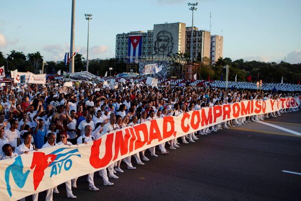 Miles de trabajadores habaneros marchan por la emblemática Plaza de la Revolución de la capital cubana - Sputnik Mundo