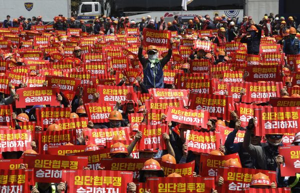 Trabajadores de Corea del Sur aprovecharon la oportunidad para demandar a las autoridades del país mejores condiciones de trabajo y la expansión de los derechos laborales - Sputnik Mundo