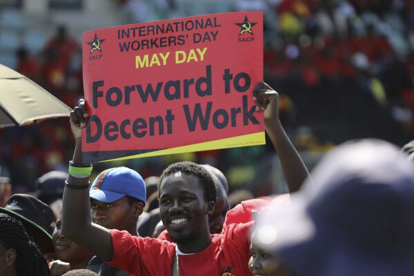 Trabajadores de toda Sudáfrica marcharon para reclamar a las autoridades mejores condiciones de trabajo - Sputnik Mundo