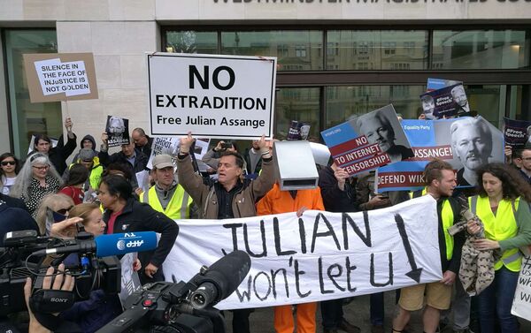 Partidarios de Julian Assange, fundador de WikiLeaks, cerca del juzgado de Westminster, Reino Unido - Sputnik Mundo