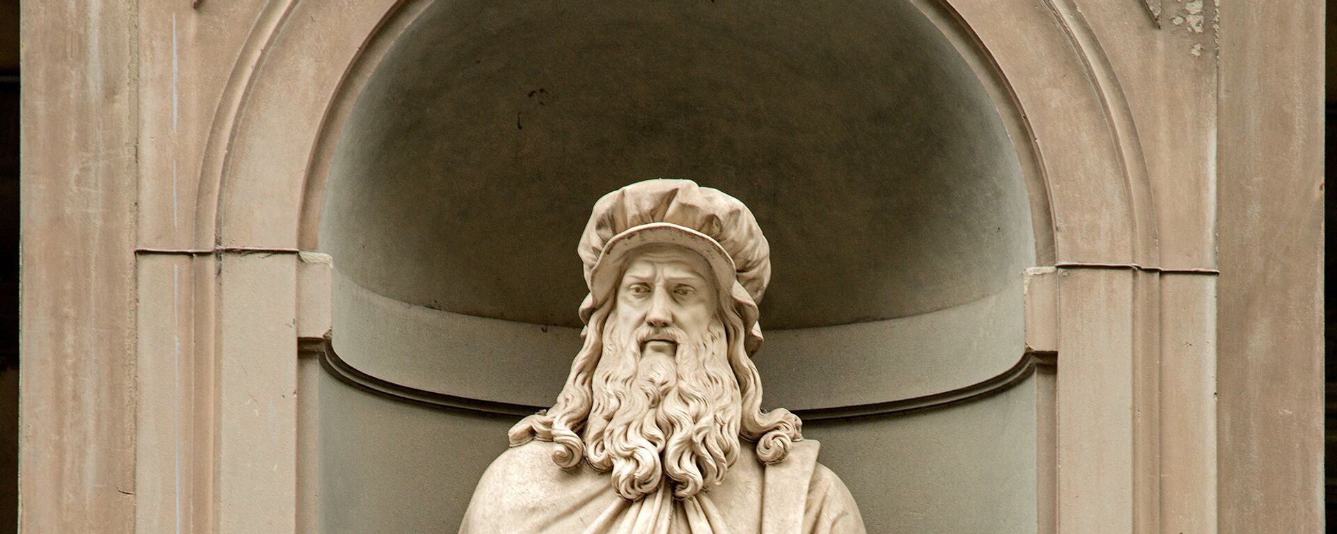 Estatua de Leonardo Da Vinci en la fachada de la Galería de los Uffizi en Florencia  - Sputnik Mundo, 1920, 17.03.2023