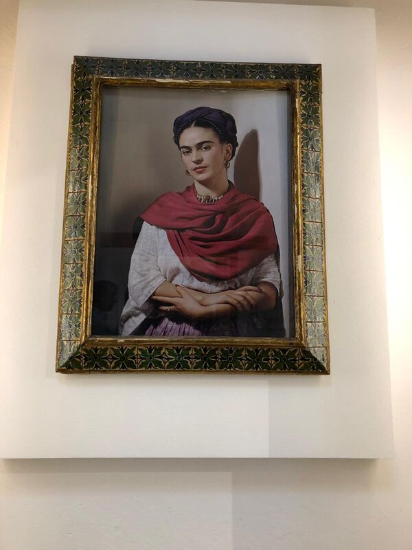 Un retrato de Frida Kahlo en exhibición en La Casa Azul. - Sputnik Mundo