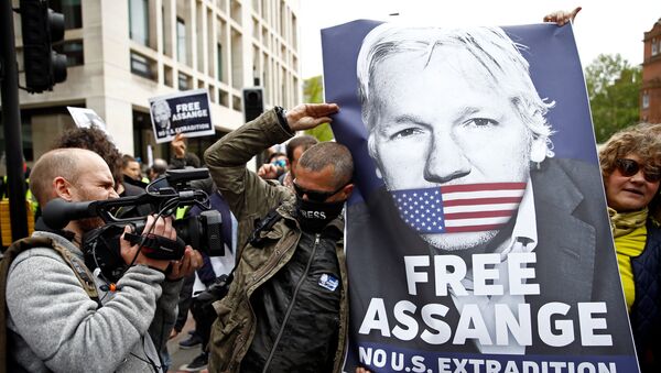 Activistas con la foto de Julian Assange, fundador de WikiLeaks, cerca del juzgado de Westminster, Reino Unido - Sputnik Mundo
