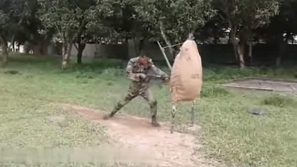 Así los soldados de Bangladés asustan a sus enemigos (vídeo) - Sputnik Mundo