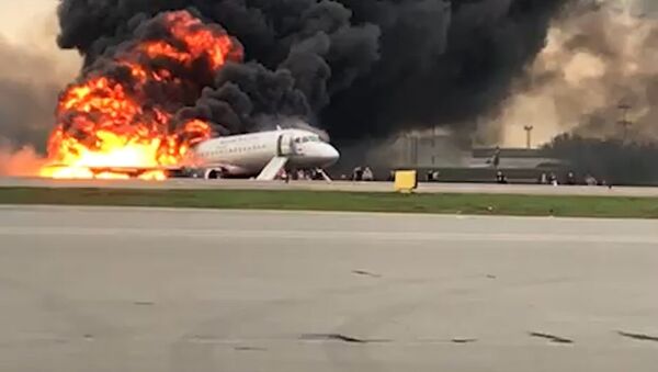 El momento exacto de la evacuación del avión en llamas en un aeropuerto de Moscú - Sputnik Mundo